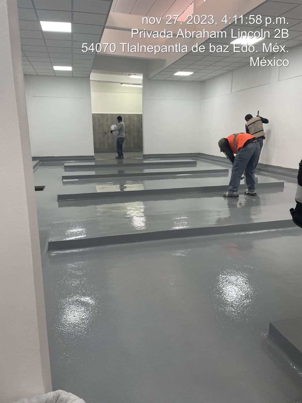 Piso epóxico antes y después