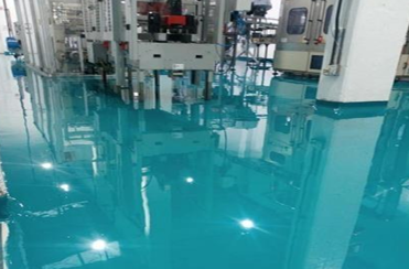 Aplicación de piso epóxico en área de producción industrial
